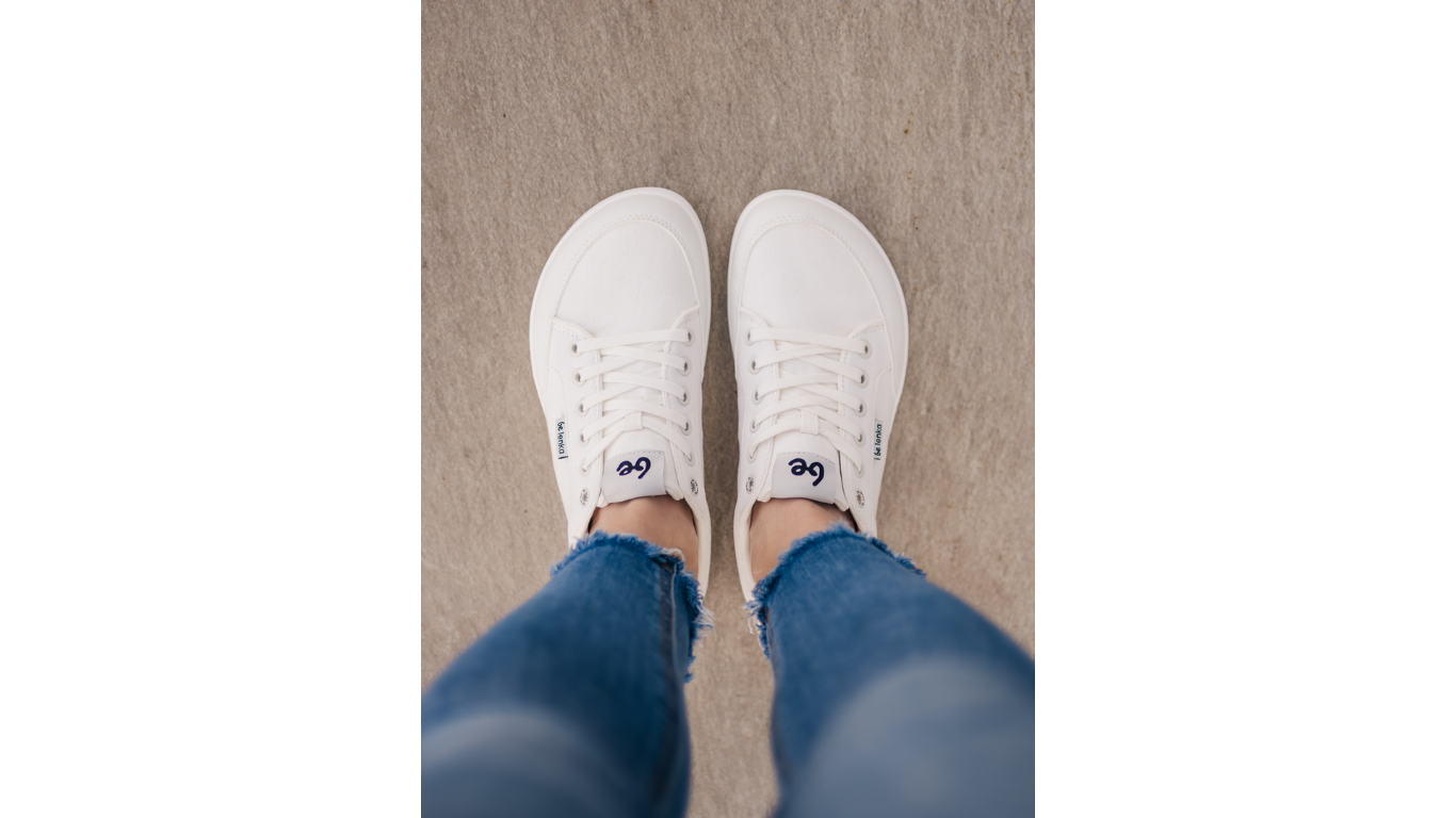 Barfußsneaker, Detailansicht. Getragene Schuhe am Fuß, Draufsicht auf Zehenbereich.