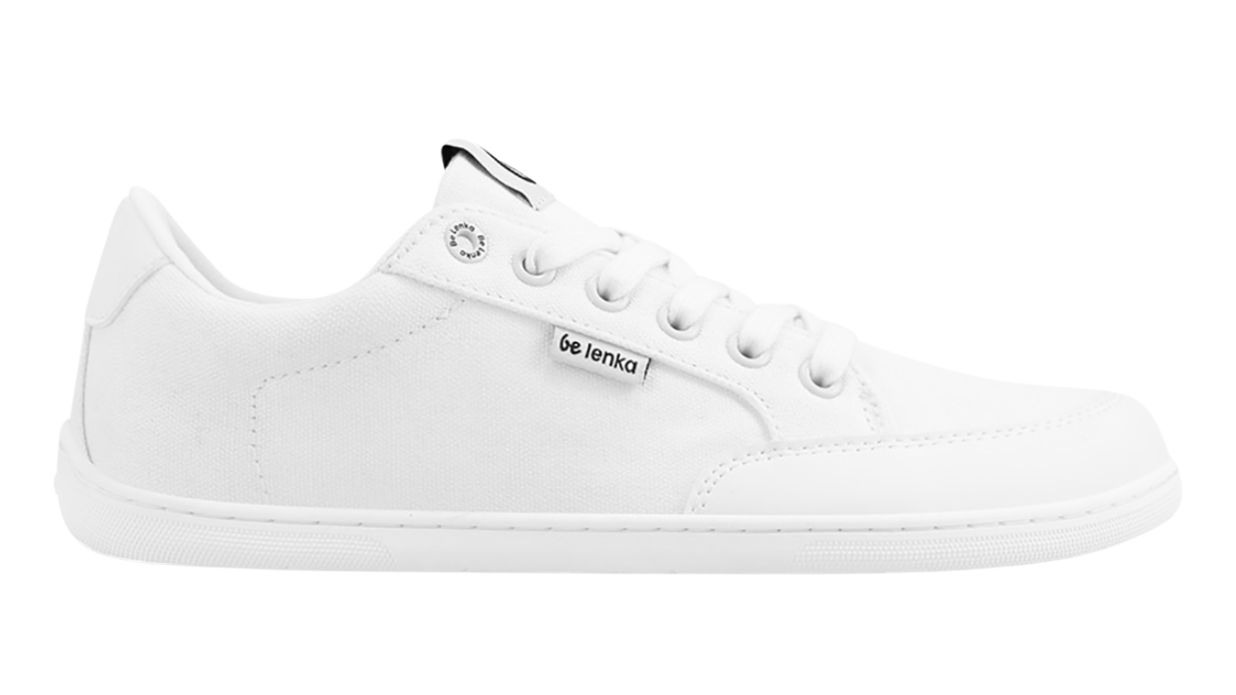 Barfußsneaker, Seitenansicht außen. Flacher Schnürschuh mit breiter Zehenbox sowie geschlossenem Zehen- und Fersenbereich.