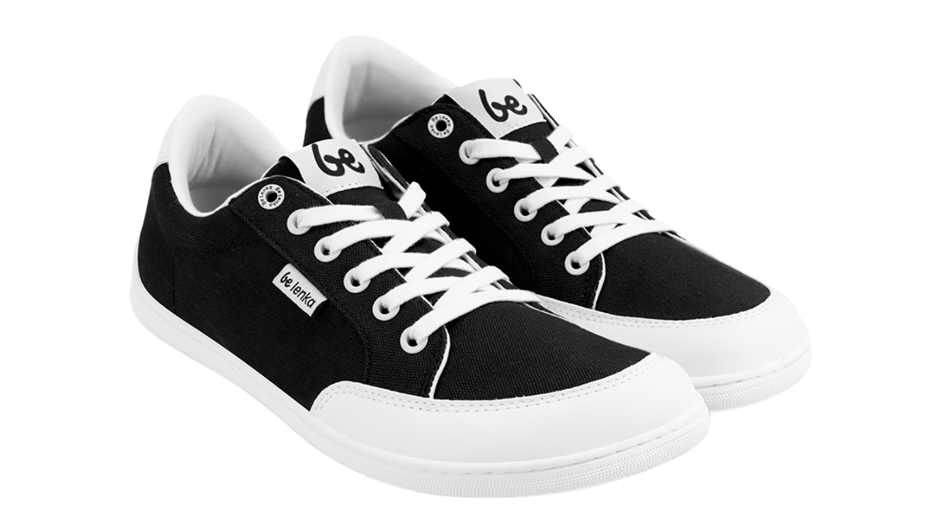 Barfußsneaker, schräge Vorderansicht. Paaransicht mit geschlossener Zehenbox und flacher Sohle.