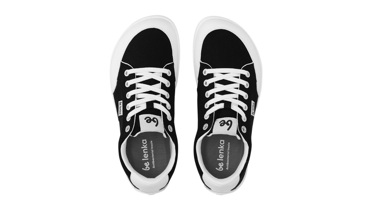 Barfußsneaker, Draufsicht. Paaransicht von oben mit Schnürung und geschlossener Zehenbox.