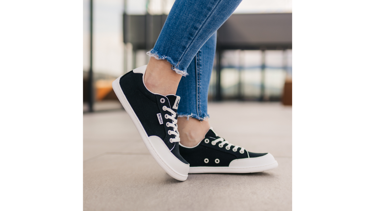Barfußsneaker, Detailansicht. Getragener Schuh beim Abrollen, Seitenansicht außen.