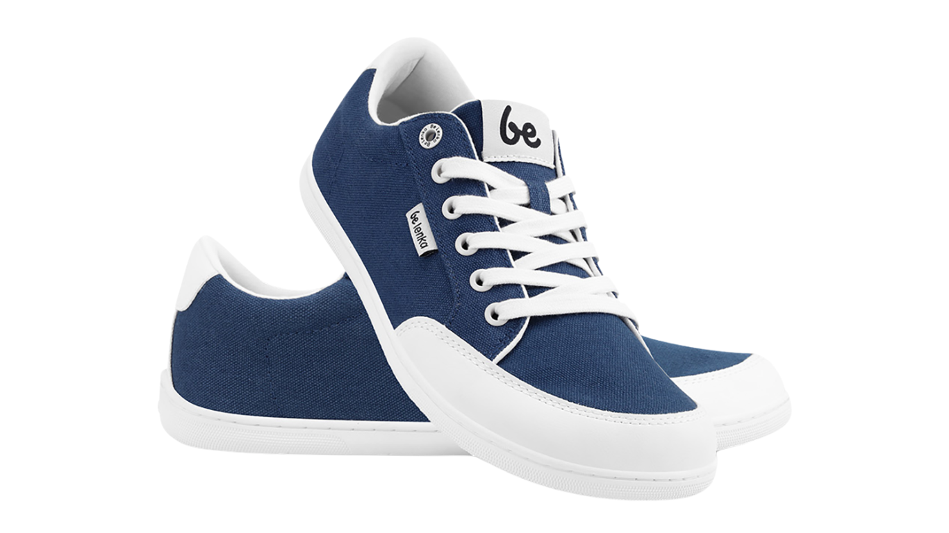 Barfußsneaker, schräge Vorderansicht. Paaransicht mit Schnürung, breiter Zehenbox und flacher Sohle.