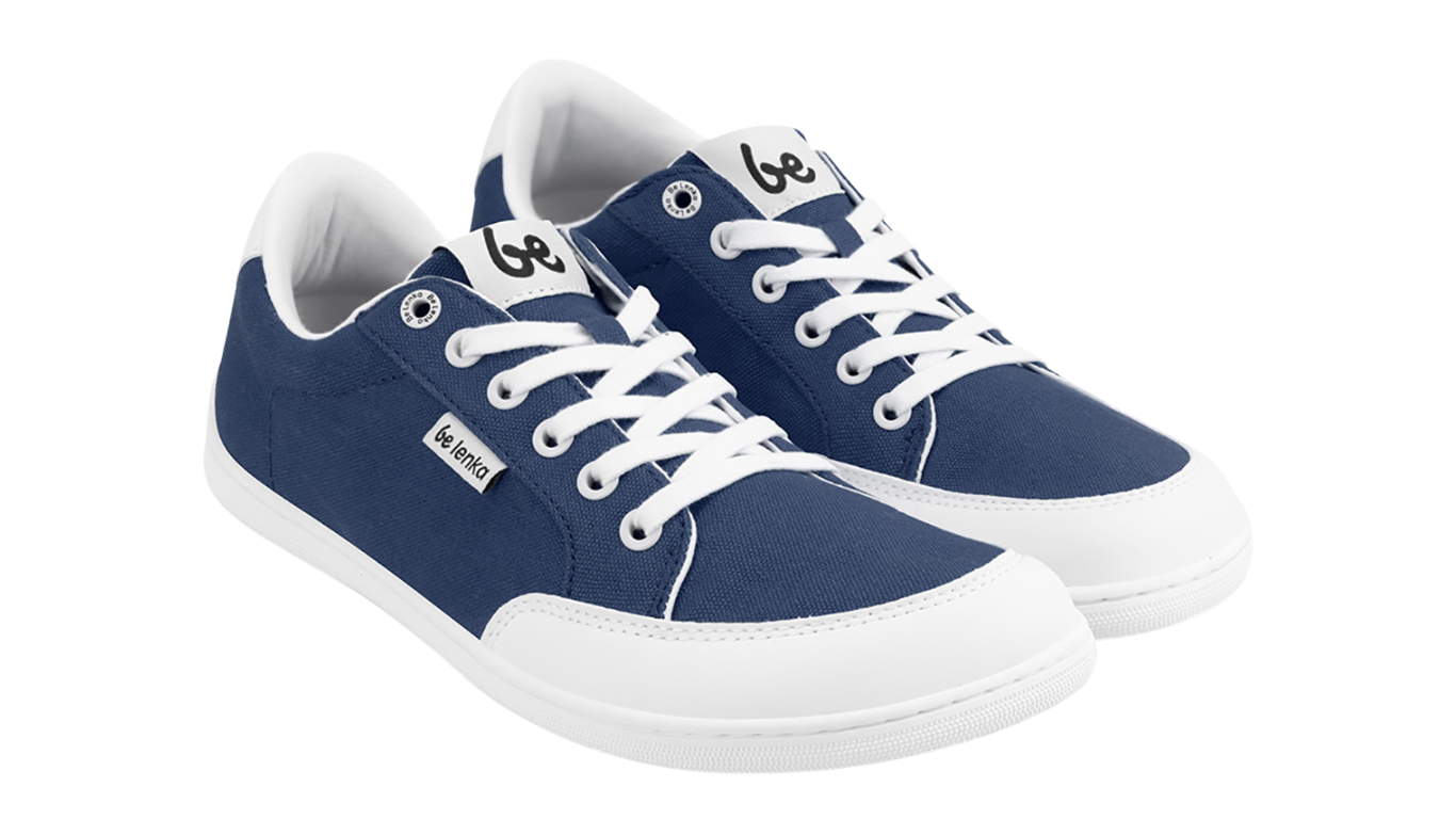 Barfußsneaker, schräge Vorderansicht. Paaransicht mit geschlossener Zehenbox und flacher Sohle.