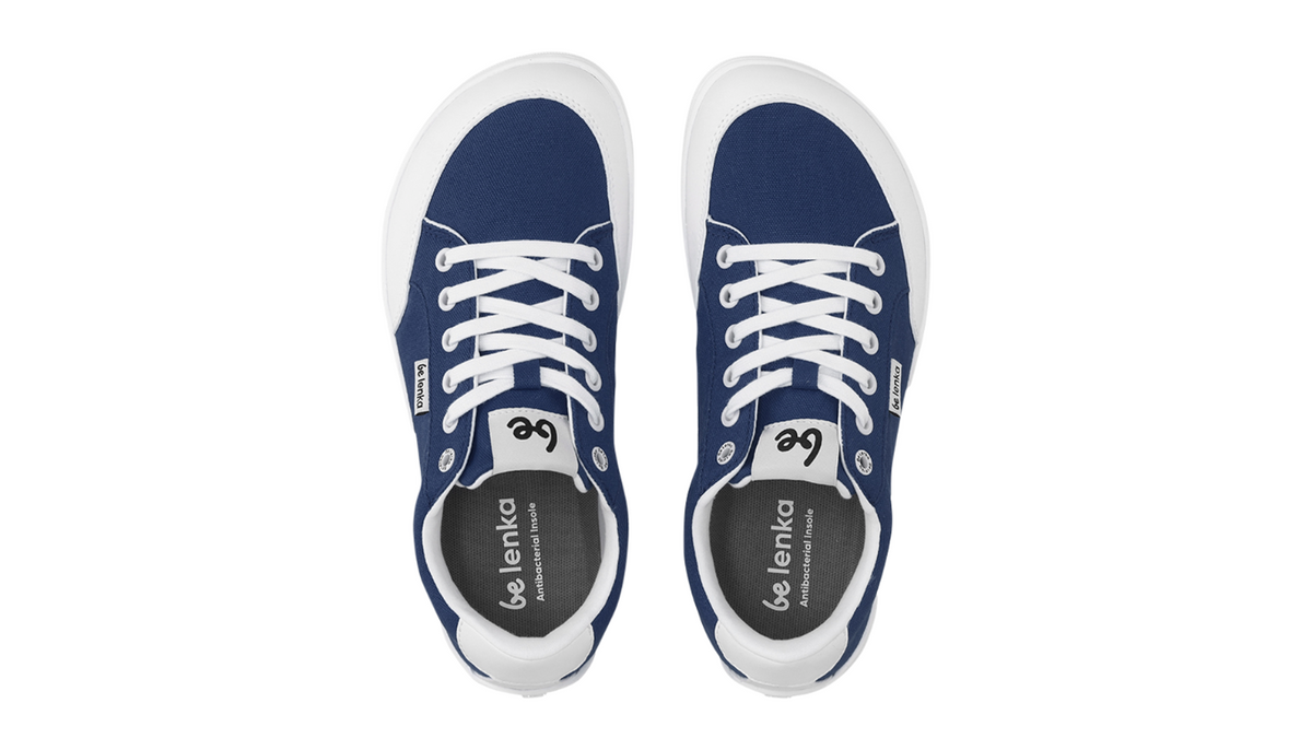 Barfußsneaker, Draufsicht. Paaransicht von oben mit Schnürung und geschlossener Zehenbox.