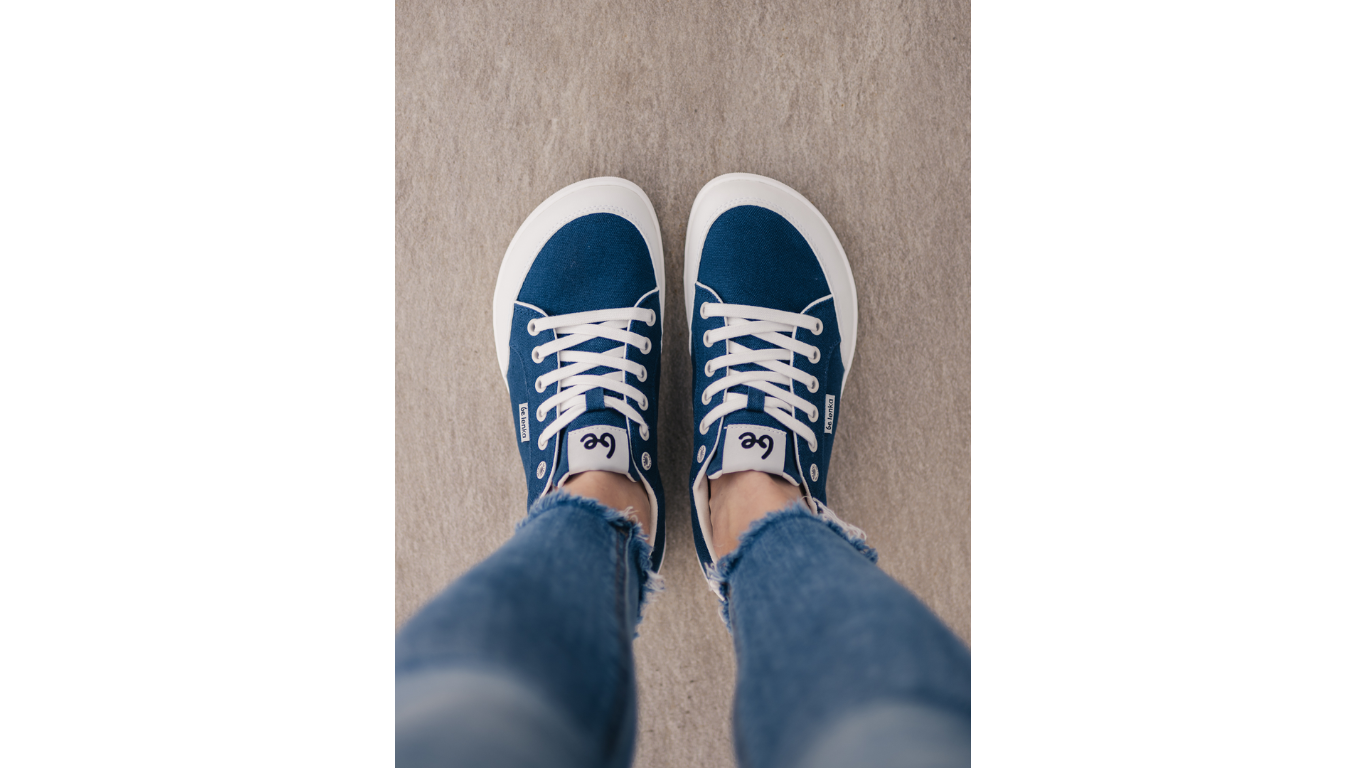 Barfußsneaker, Detailansicht. Getragene Schuhe am Fuß, Draufsicht auf Zehenbereich.