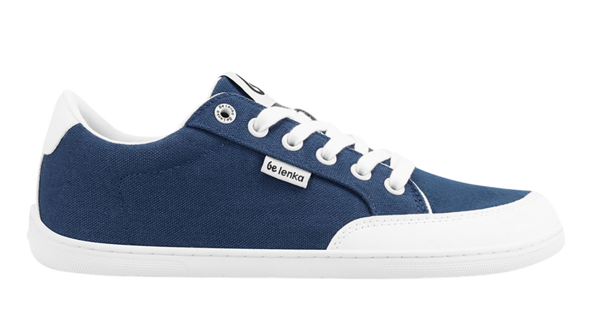 Barfußsneaker, Seitenansicht außen. Flacher Schnürschuh mit breiter Zehenbox sowie geschlossenem Zehen- und Fersenbereich.