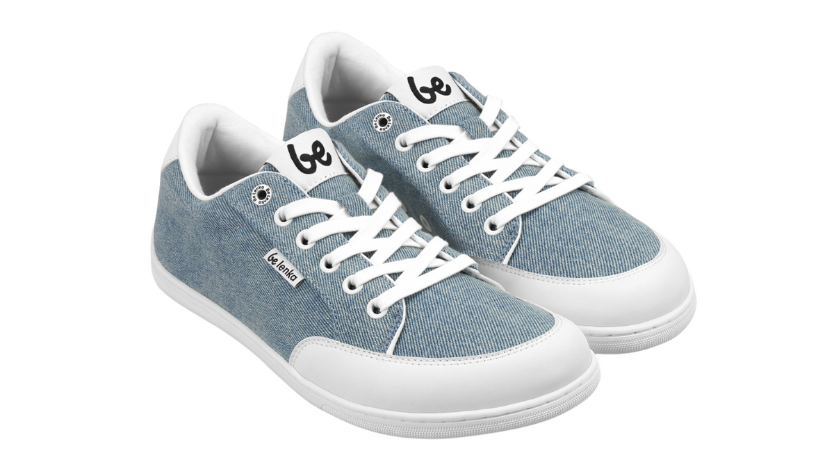 Barfußsneaker, schräge Vorderansicht. Paaransicht mit geschlossener Zehenbox und flacher Sohle.