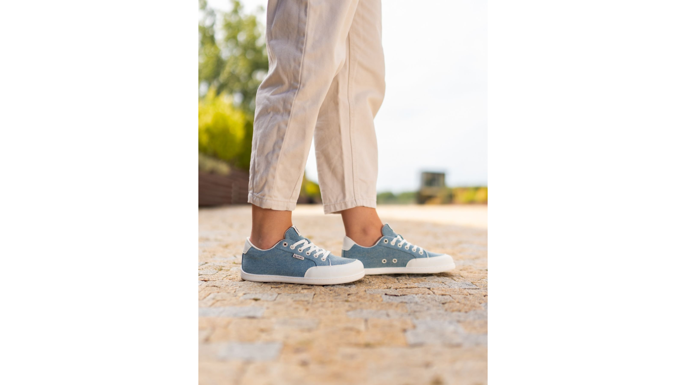 Barfußsneaker, Detailansicht. Getragener Schuh beim Gehen, Seitenansicht außen.