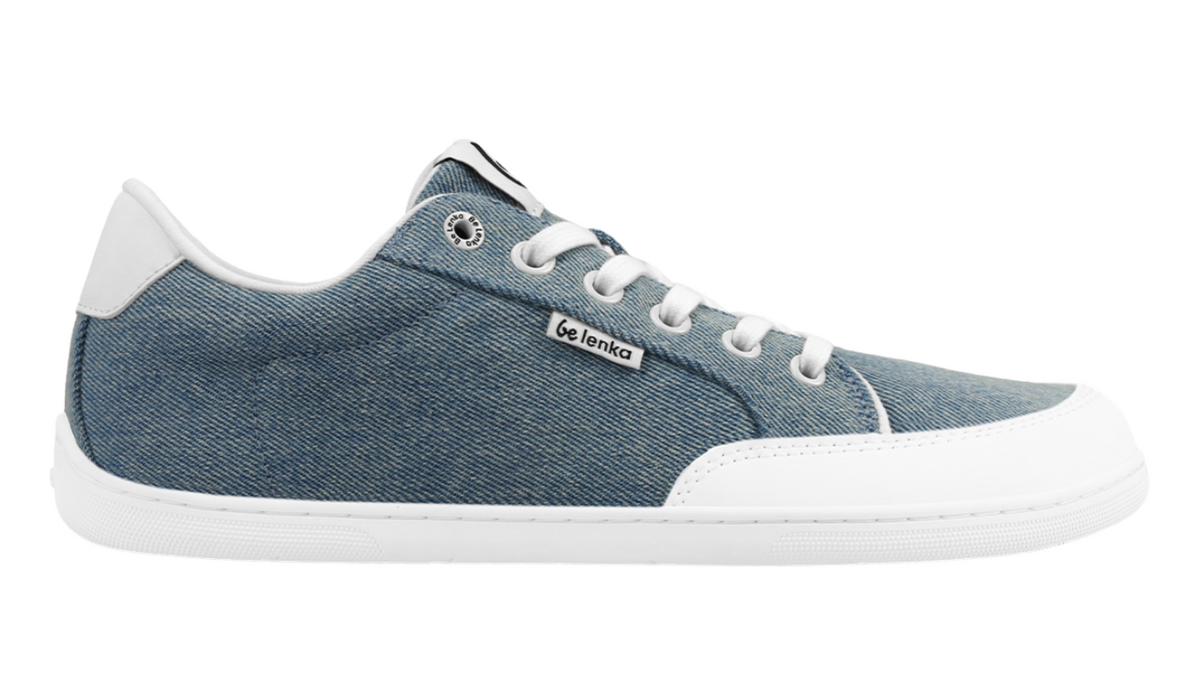 Barfußsneaker, Seitenansicht außen. Flacher Schnürschuh mit breiter Zehenbox sowie geschlossenem Zehen- und Fersenbereich.