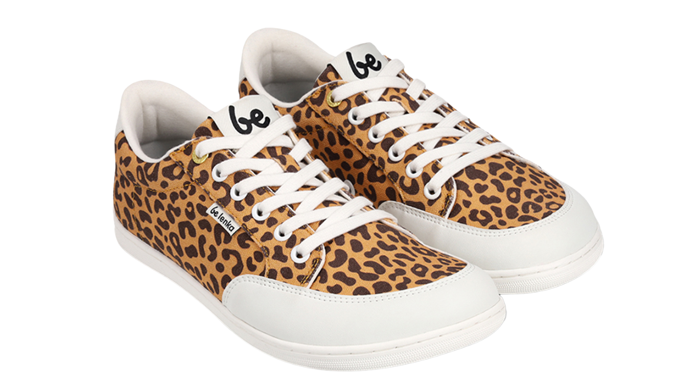 Barfußsneaker, schräge Vorderansicht. Paaransicht mit geschlossener Zehenbox und flacher Sohle.