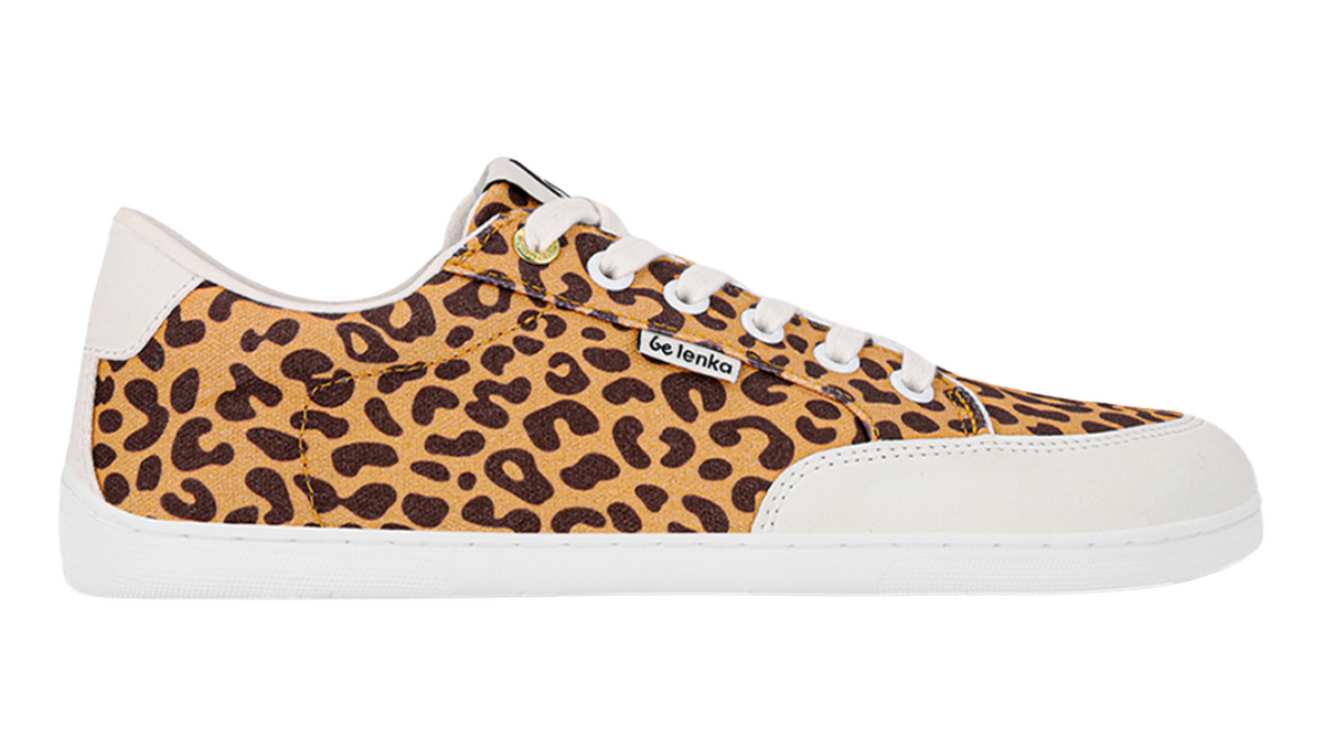 Barfußsneaker, Seitenansicht außen. Flacher Schnürschuh mit breiter Zehenbox sowie geschlossenem Zehen- und Fersenbereich.