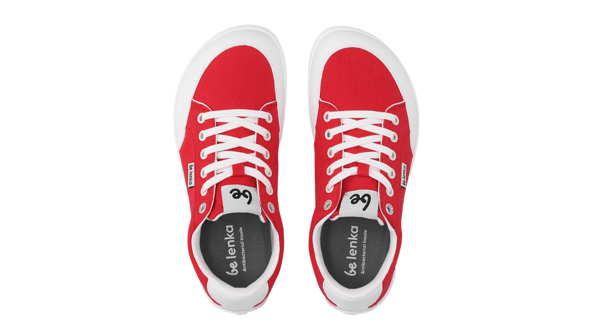 Barfußsneaker, Draufsicht. Paaransicht von oben mit Schnürung und geschlossener Zehenbox.