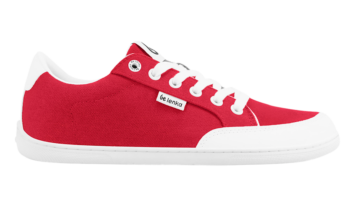 Barfußsneaker, Seitenansicht außen. Flacher Schnürschuh mit breiter Zehenbox sowie geschlossenem Zehen- und Fersenbereich.