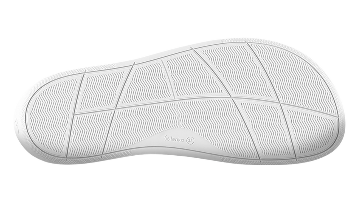 Barfußsneaker, Ansicht von unten. Einzelansicht der flachen, flexiblen Sohle mit Profilstruktur.