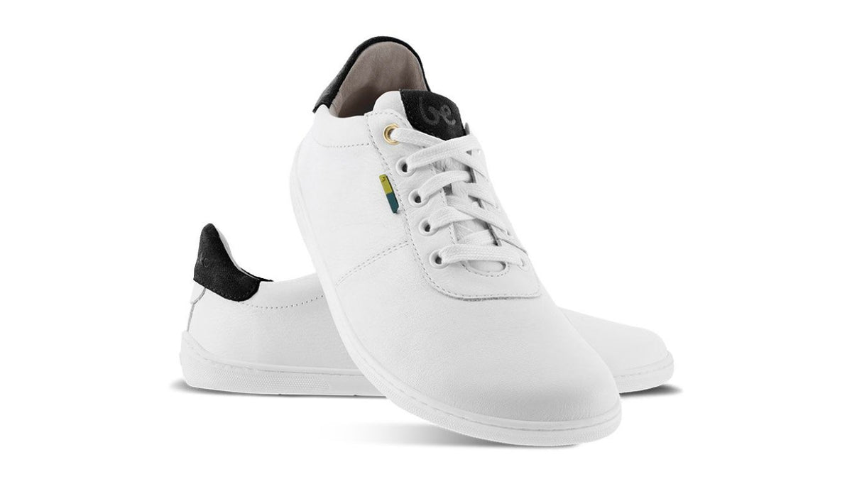 Barfußschuh Sneaker mit geschlossener Zehenbox und Schnürung, schräge Vorderansicht.