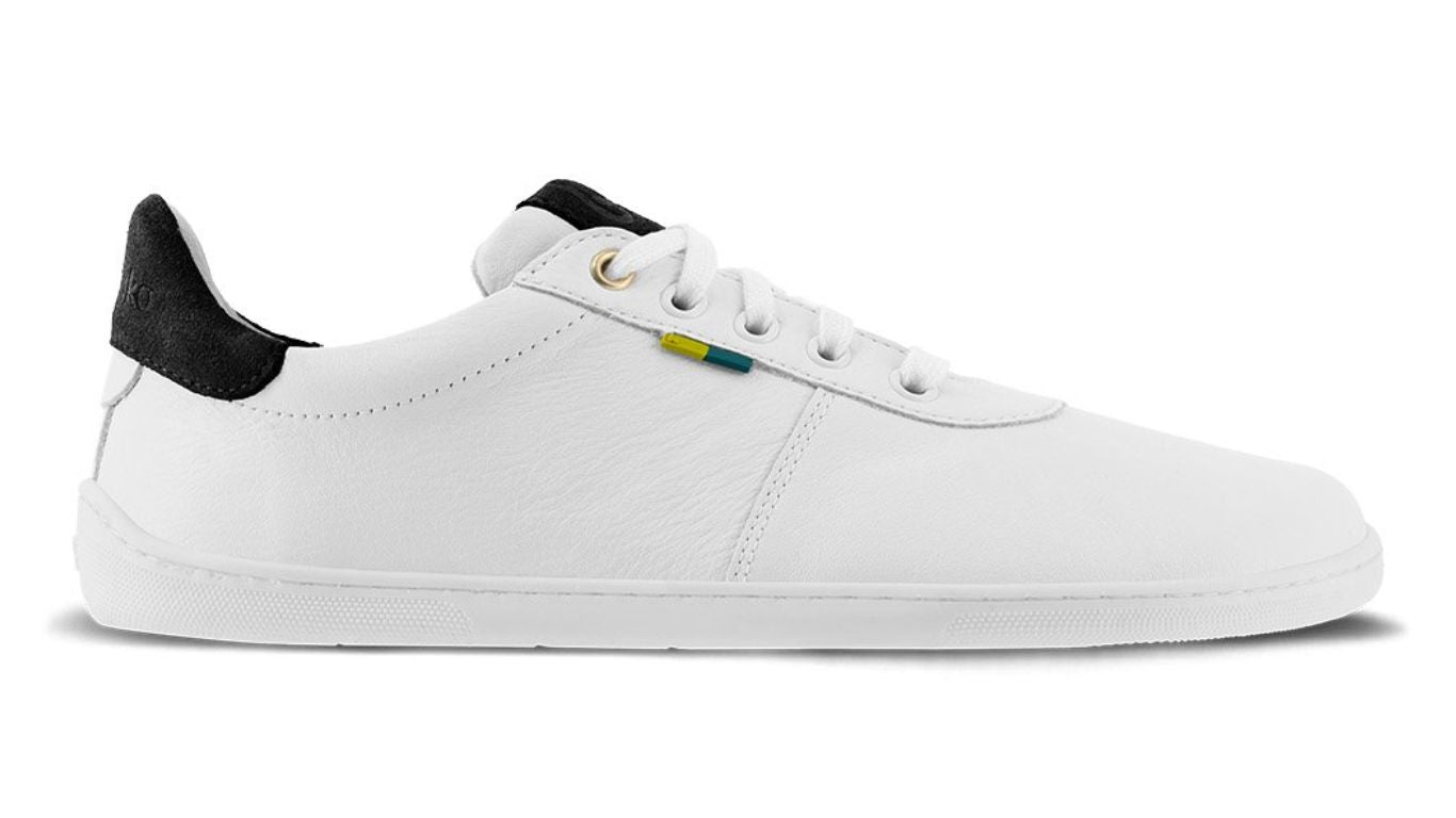Barfußschuh Sneaker mit breiter Zehenbox und Schnürung, Seitenansicht innen.