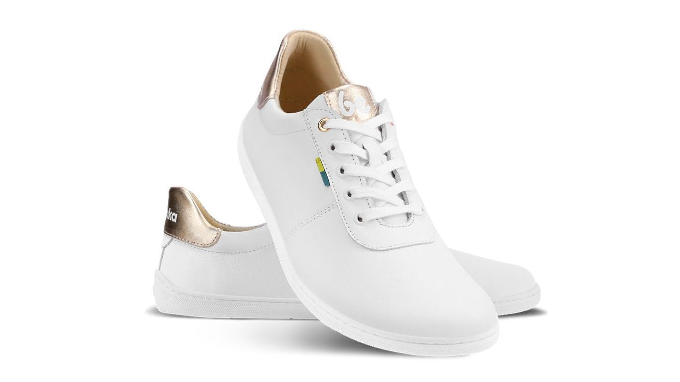 Barfußschuh Sneaker als Paar mit breiter Zehenbox und Schnürung, schräge Vorderansicht.