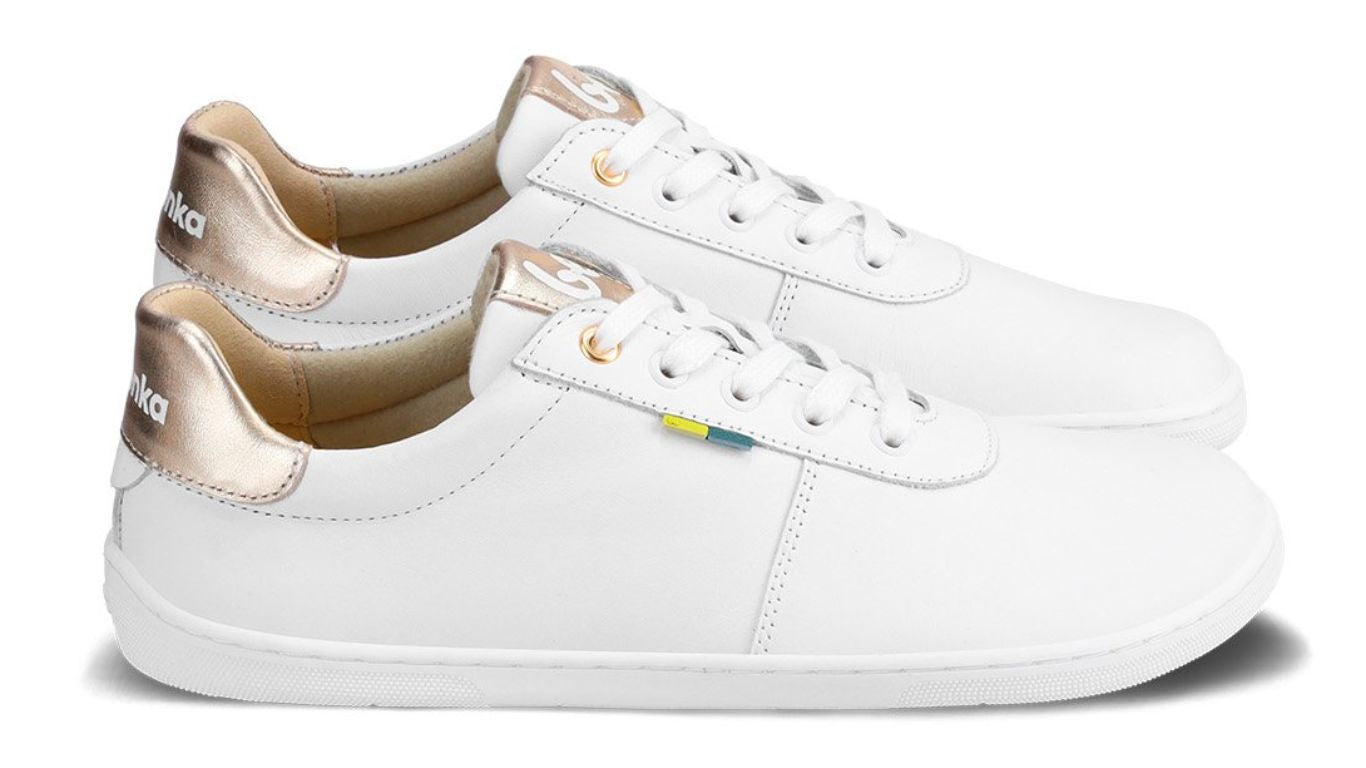 Barfußschuh Sneaker als Paar mit geschlossener Zehenbox und Schnürung, Seitenansicht außen.