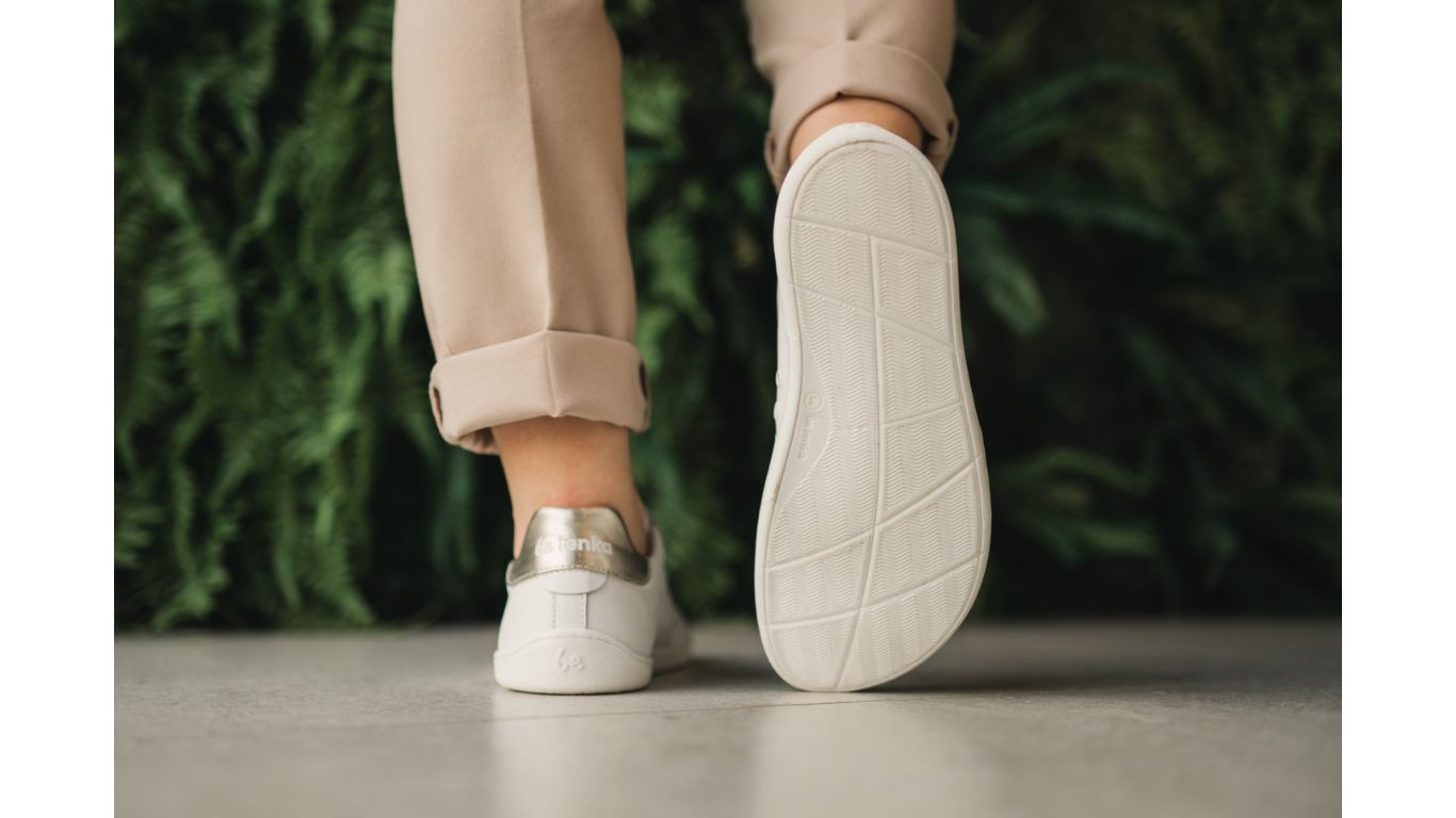 Barfußschuh Sneaker getragen am Fuß mit flexibler Sohle, Ansicht von unten.