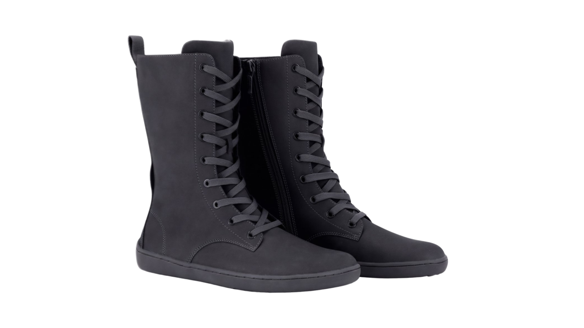 Paar kniehohe Barfußstiefel für Erwachsene mit Schnürung, geschlossener Zehenpartie und flacher Sohle, schräge Vorderansicht