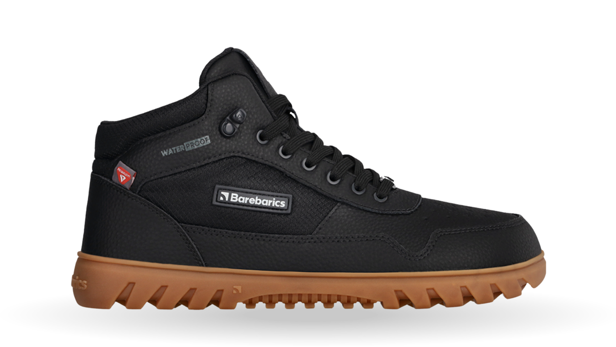 Winter-Barfußschuh für Erwachsene mit Schnürung, knöchelhohem Schaft, geschlossenen Zehen und stark profilierter Sohle, Seitenansicht außen