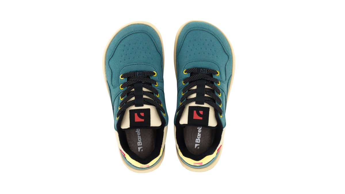 Paar gefütterte Unisex-Barfußsneaker mit Schnürung, breiter Zehenbox und gepolstertem Schaftrand, Draufsicht