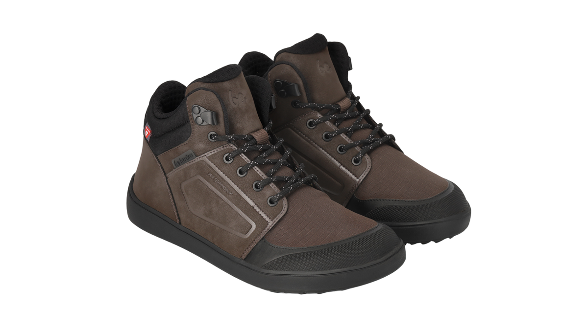 Paar Winter-Barfußschuhe für Erwachsene mit Schnürung, knöchelhohem Schaft und geschlossenen Zehen, schräge Vorderansicht