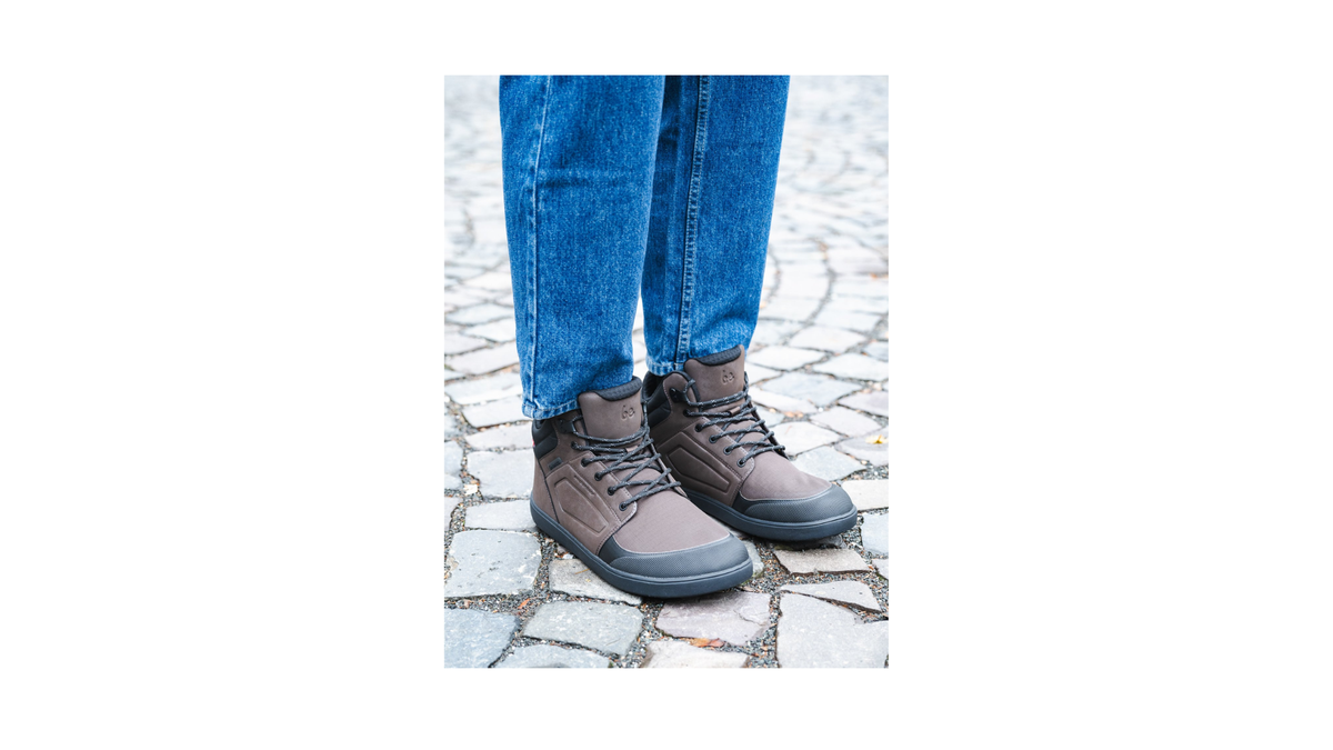 Winter-Barfußschuhe für Erwachsene mit Schnürung, breiter Zehenbox und profilierter Sohle, am Fuß getragen, schräge Vorderansicht