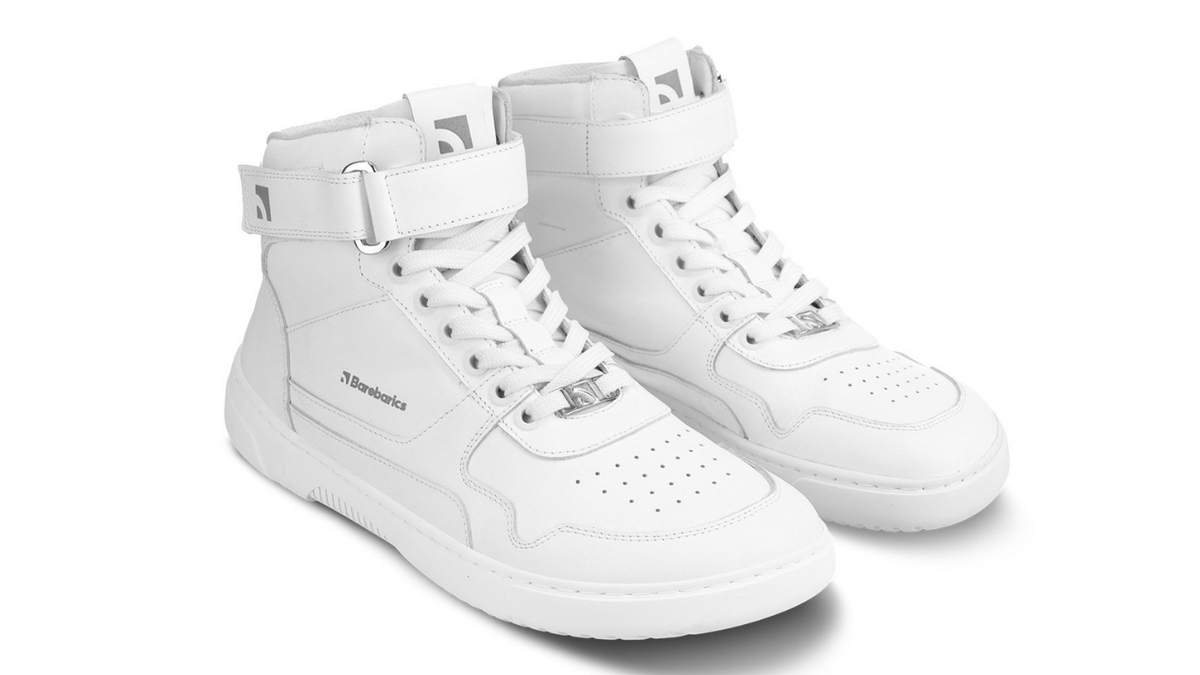 Barfußschuh für Erwachsene als Paar mit breiter Zehenbox, geschlossenem Zehenbereich, geschlossener Ferse, Schnürung, Riemen am Schaft, flexible Sohle, schräge Vorderansicht.