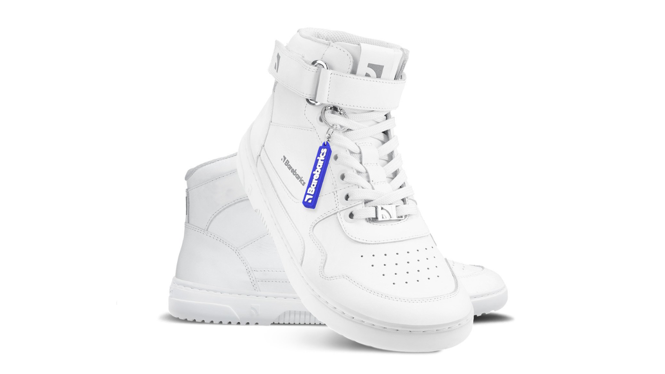 Barfußschuh für Erwachsene mit breiter Zehenbox, geschlossenem Zehenbereich, geschlossener Ferse, Schnürung, Riemen am Schaft, flexible Sohle, schräge Vorderansicht.