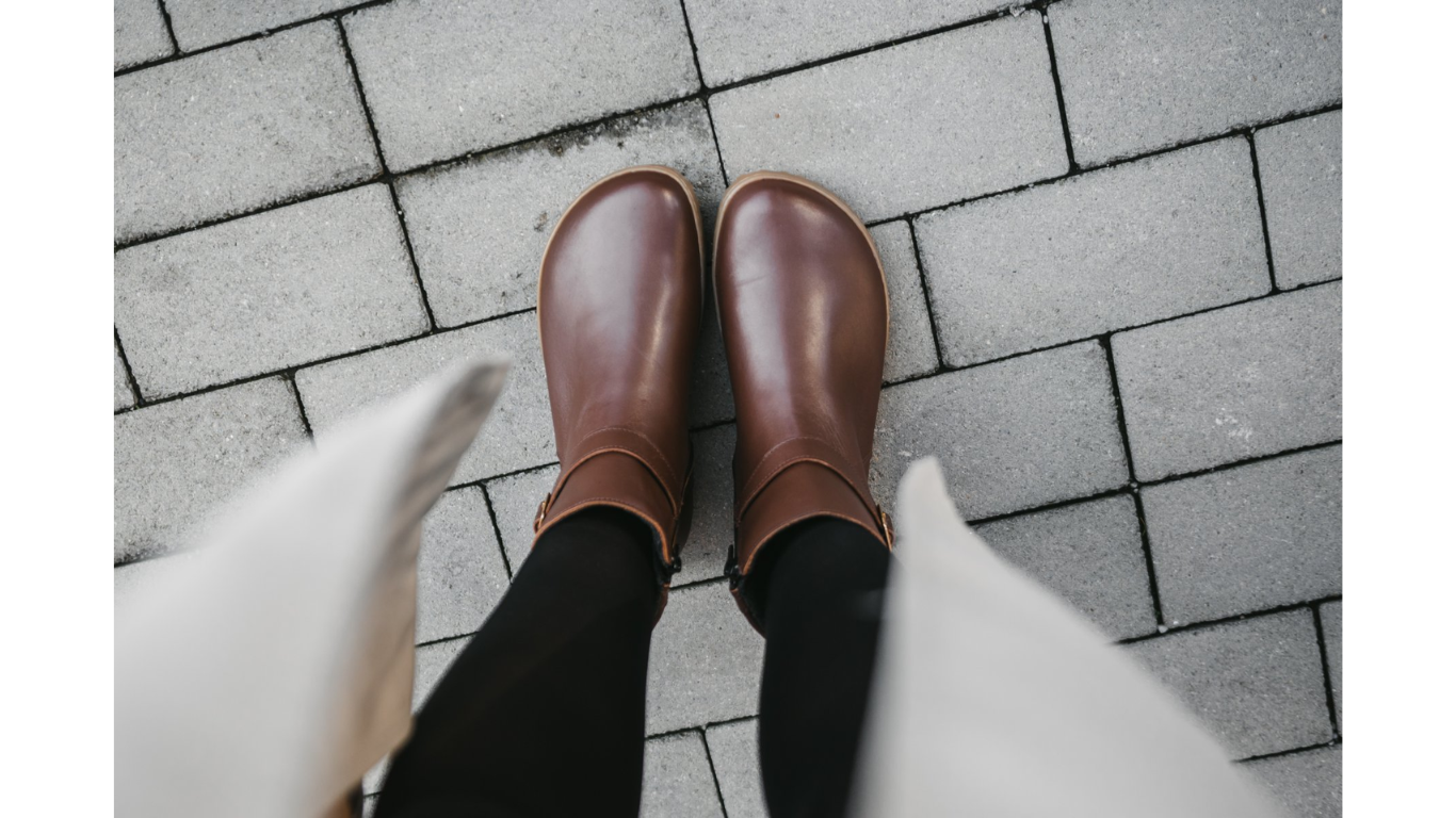 Barfußwinterschuh für Erwachsene, getragene Draufsicht im Stand.