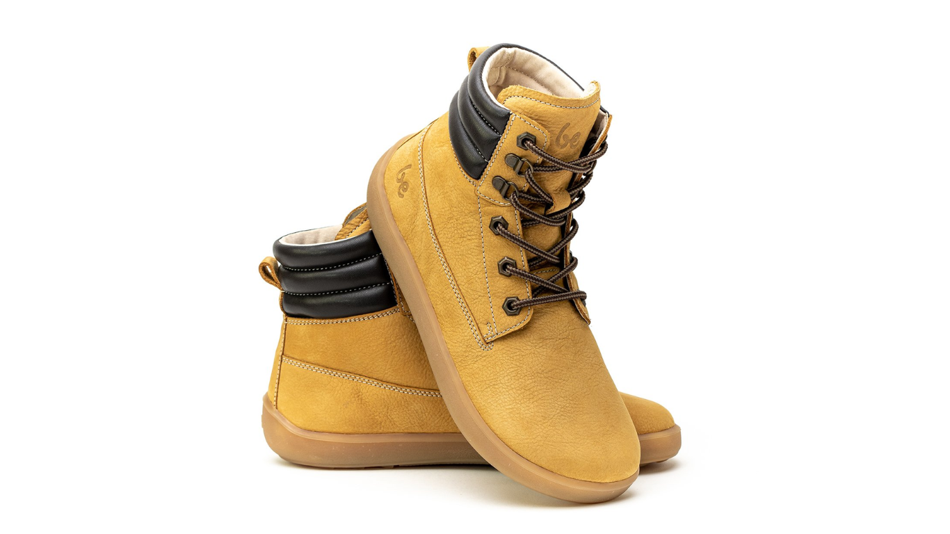 Barfußschuh für Erwachsene, knöchelhoch, breite Zehenbox, Schnürung, geschlossene Zehen, geschlossener Fersenbereich, schräge Vorderansicht und Seitenansicht als Paar