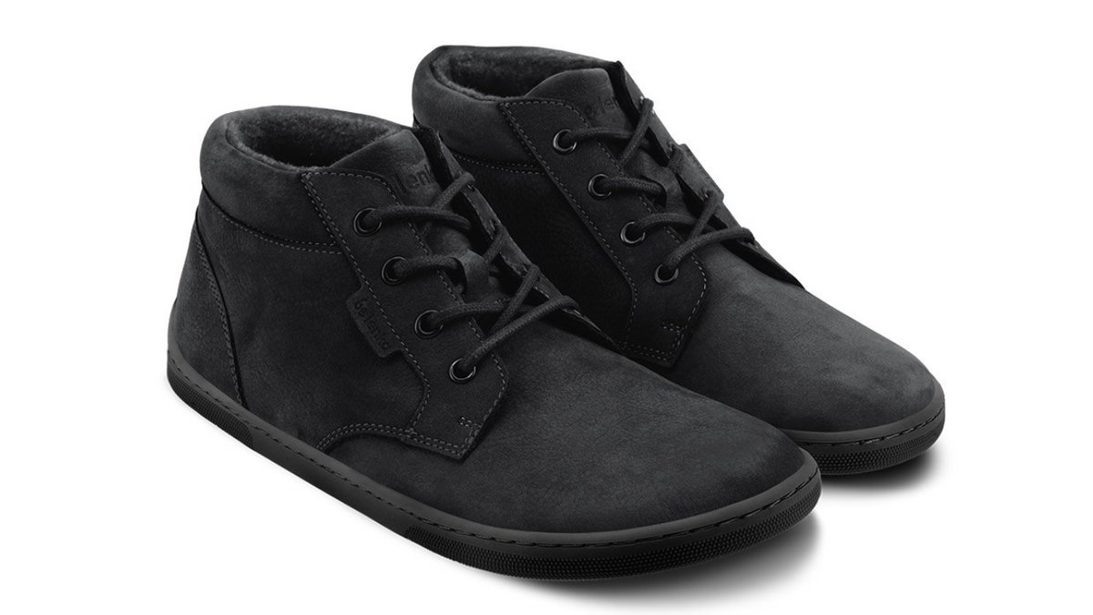 Knöchelhoher Barfußschuh als Paar mit Schnürung und flexibler Sohle, schräge Vorderansicht.