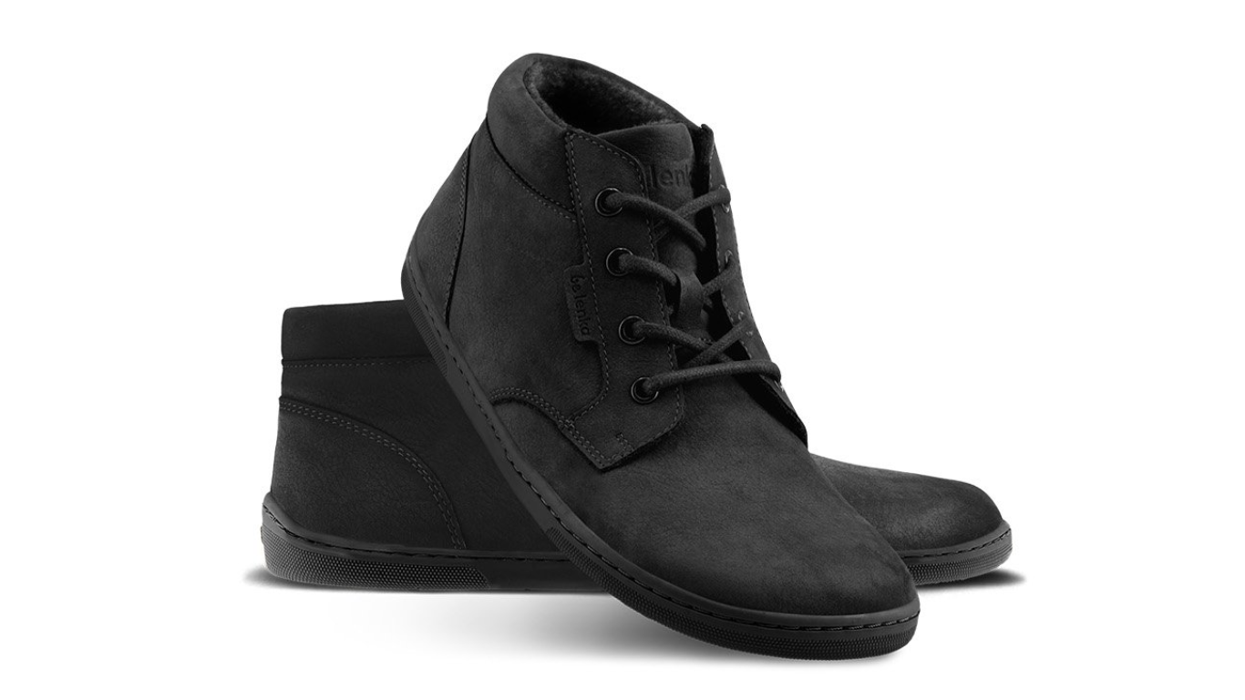 Knöchelhoher Barfußschuh als Paar mit Schnürung und flexibler Sohle, schräge Vorderansicht.