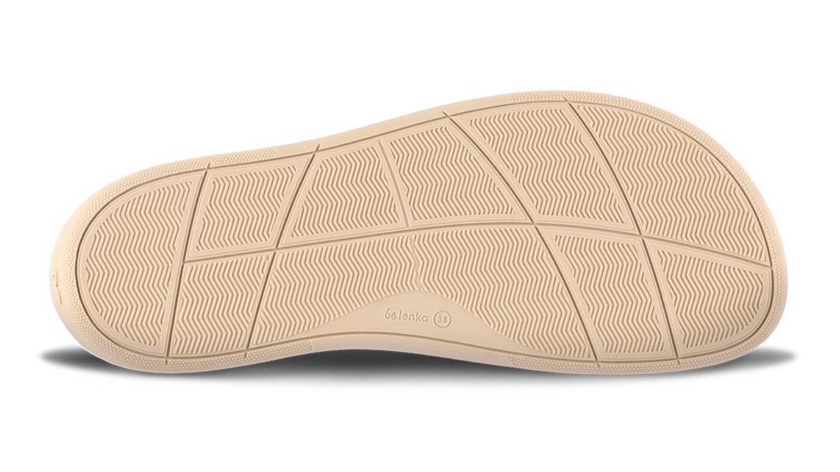 Knöchelhoher Barfußschuh mit strukturierter, flexibler Laufsohle, Ansicht von unten.