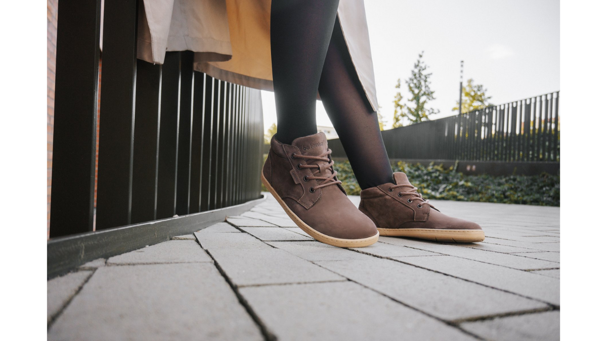 Knöchelhoher Barfußschuh getragen beim Gehen, flexibler Sohlenbereich sichtbar, Ansicht von unten.