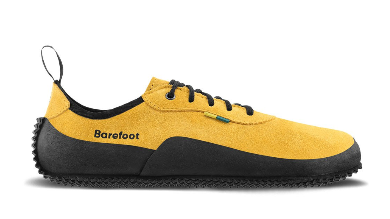 Barfußschuh für Erwachsene mit breiter Zehenbox, Schnürung und flexibler Sohle, Seitenansicht außen.