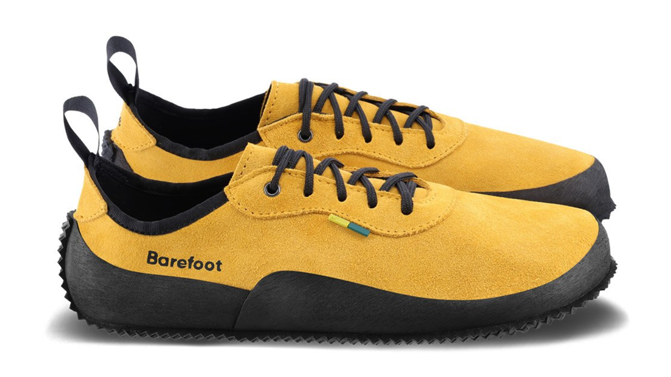 Barfußschuh für Erwachsene als Paar mit Schnürung und geschlossenen Zehen, schräge Vorderansicht.