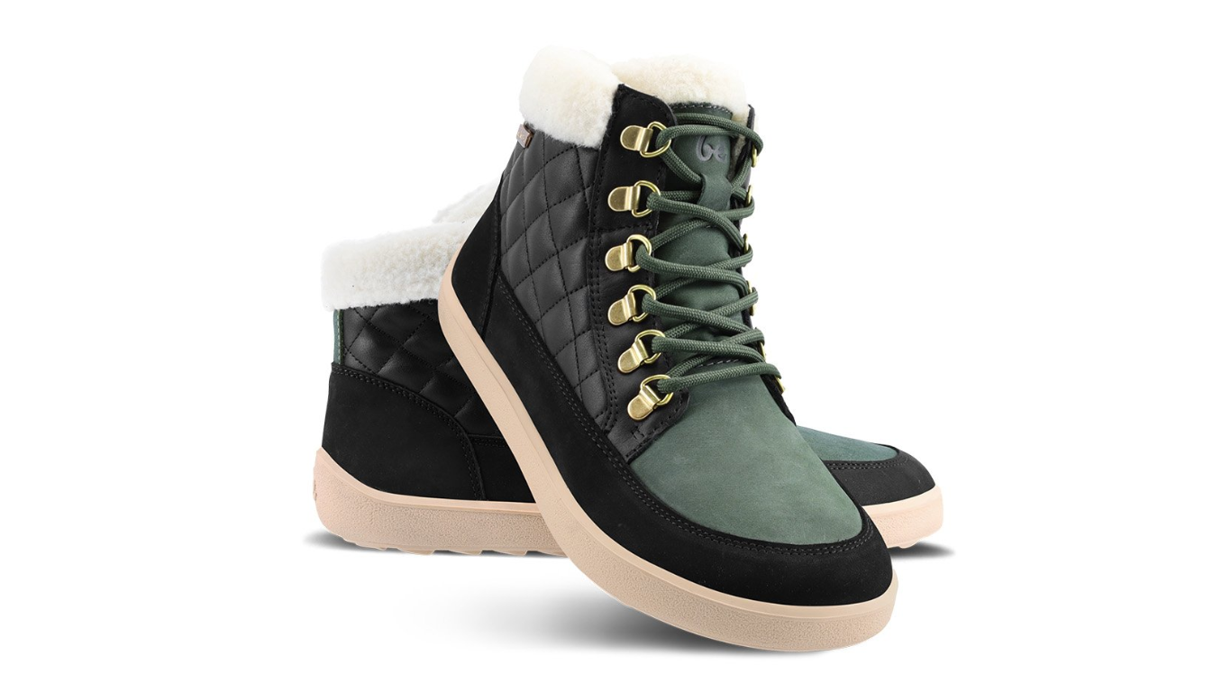 Knöchelhoher Barfußwinterschuh, Seitenansicht schräg mit Schnürung und gepolstertem Rand.