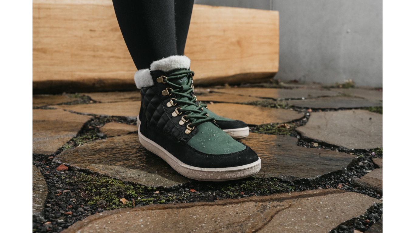 Barfußwinterschuh im getragenen Zustand, Alltagssituation im Außenbereich.