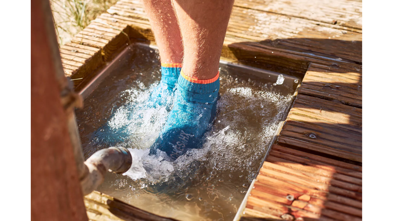 Wassersocke für Erwachsene mit flexibler Sohle und geschlossenen Zehen, Seitenansicht außen am Fuß getragen.