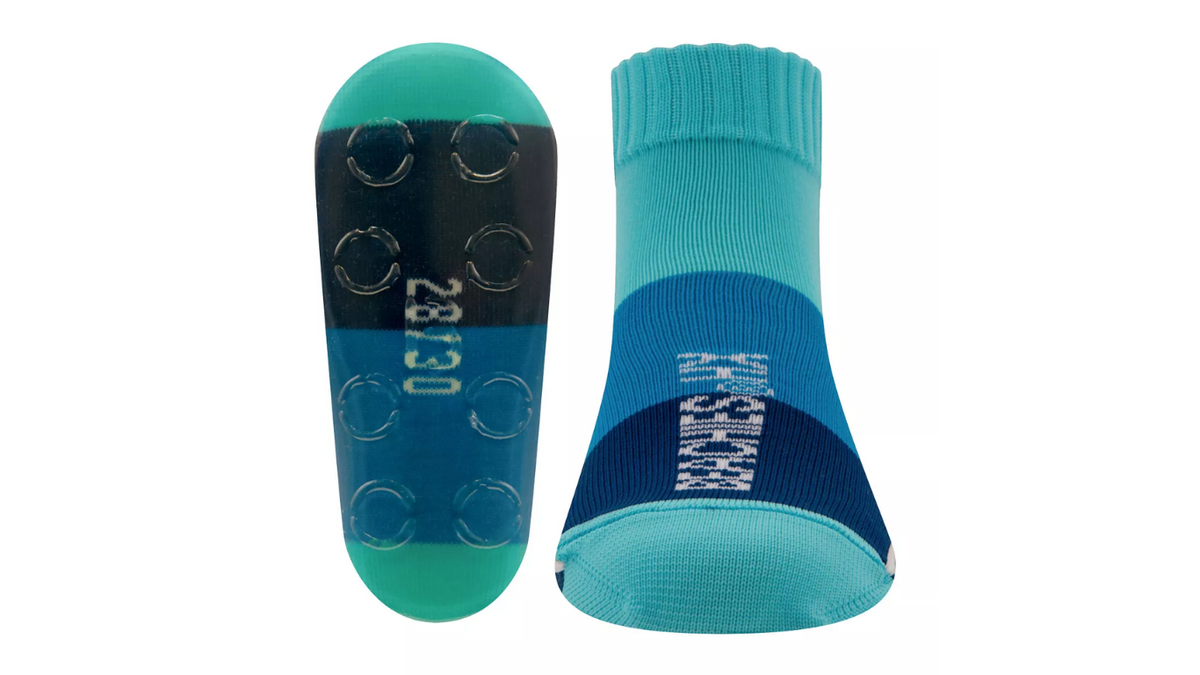 Wassersocke als Paar, sockenartiger Schaft, geschlossener Zehenbereich, geschlossener Fersenbereich, flexible Sohle, Draufsicht und Ansicht von unten