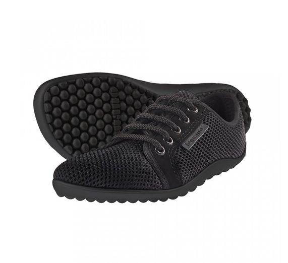 Barfußschuh mit Schnürsenkeln, geschlossener Zehenbox und geschlossenem Fersenbereich, flexible profilierte Sohle, schräge Vorderansicht als Paar