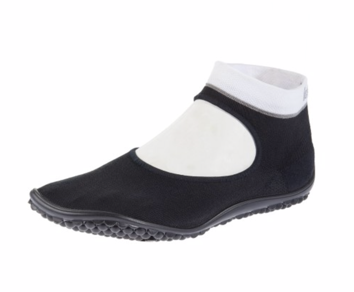 Barfußschuh mit geschlossener Zehenbox und geschlossenem Fersenbereich, elastischer Schaft ohne Verschluss, flexible profilierte Sohle, schräge Vorderansicht