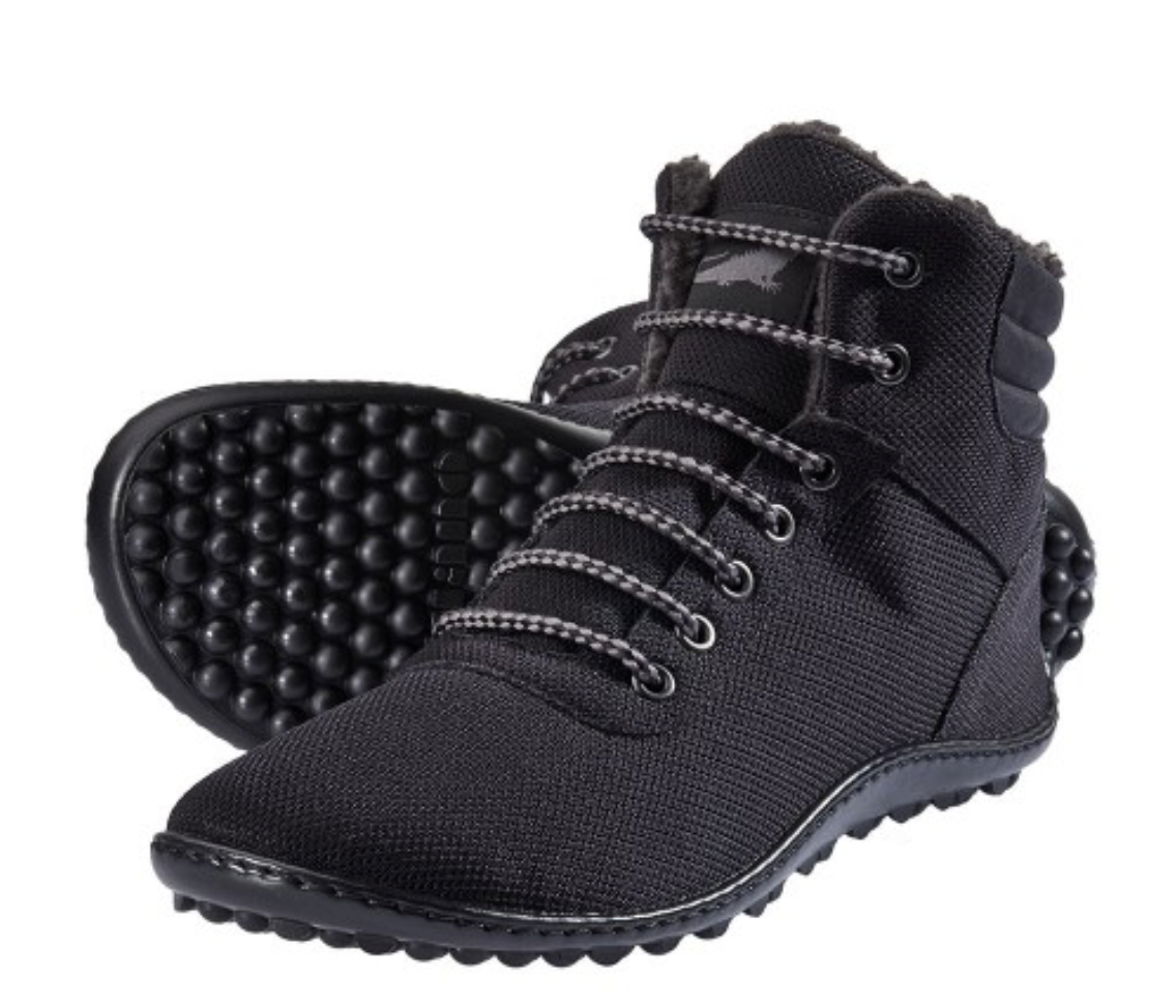 Barfußwinterstiefel mit Schnürsenkeln, geschlossener Zehenbox und geschlossenem Fersenbereich, hoher Schaft, flexible profilierte Sohle, schräge Vorderansicht als Paar