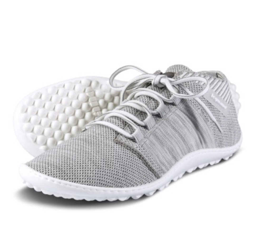 Barfußschuh mit Schnürsenkeln, geschlossener Zehenbox und geschlossenem Fersenbereich, flexible profilierte Sohle, schräge Vorderansicht als Paar