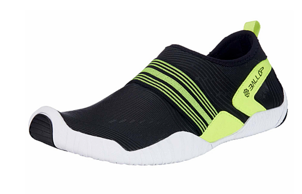 Barfußschuh, schräge Vorderansicht. Geschlossener Schuh mit elastischem Spannband, breite Zehenbox, flexible Sohle.