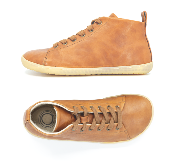 Hoher Barfußsneaker mit Schnürung, geschlossener Zehenpartie und hohem Schaft, Seitenansicht und Draufsicht als Paar