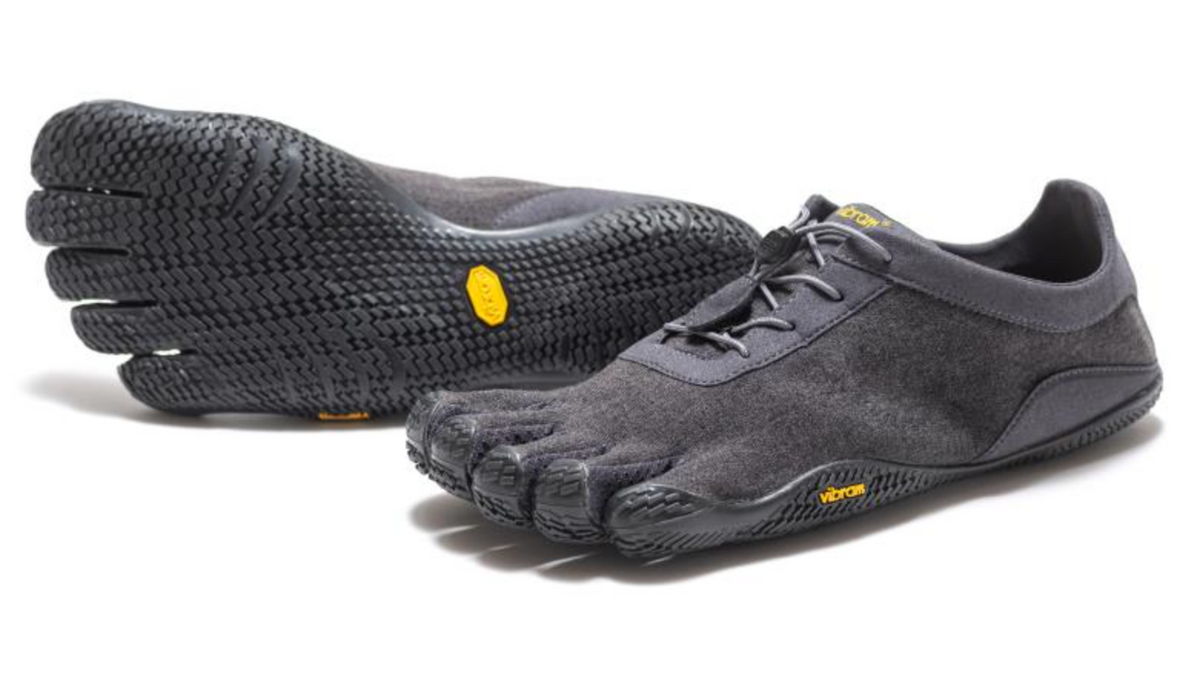 Barfußschuh für Erwachsene mit Schnürung, fünf einzelnen Zehenkammern und profilierter Sohle als Paar, schräge Vorderansicht