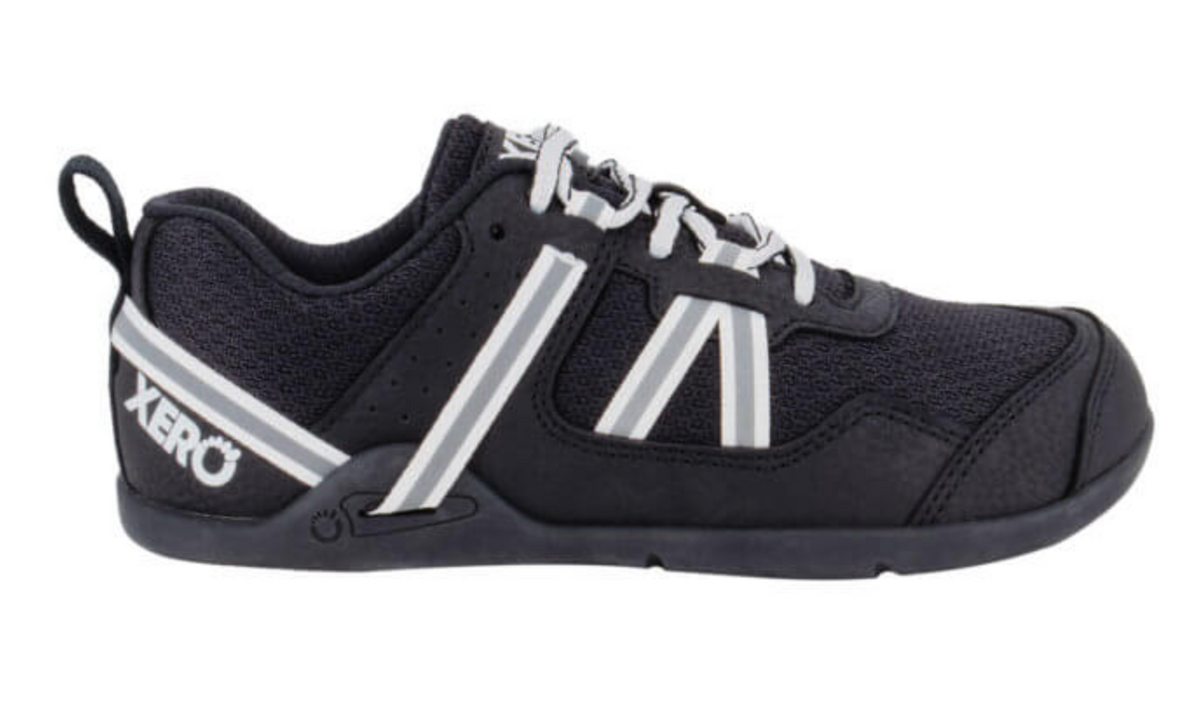 Barfußturnschuh für Kinder als einzelner Schuh, breite Zehenbox, geschlossene Zehen, geschlossener Fersenbereich, Schnürung, Seitenansicht außen.